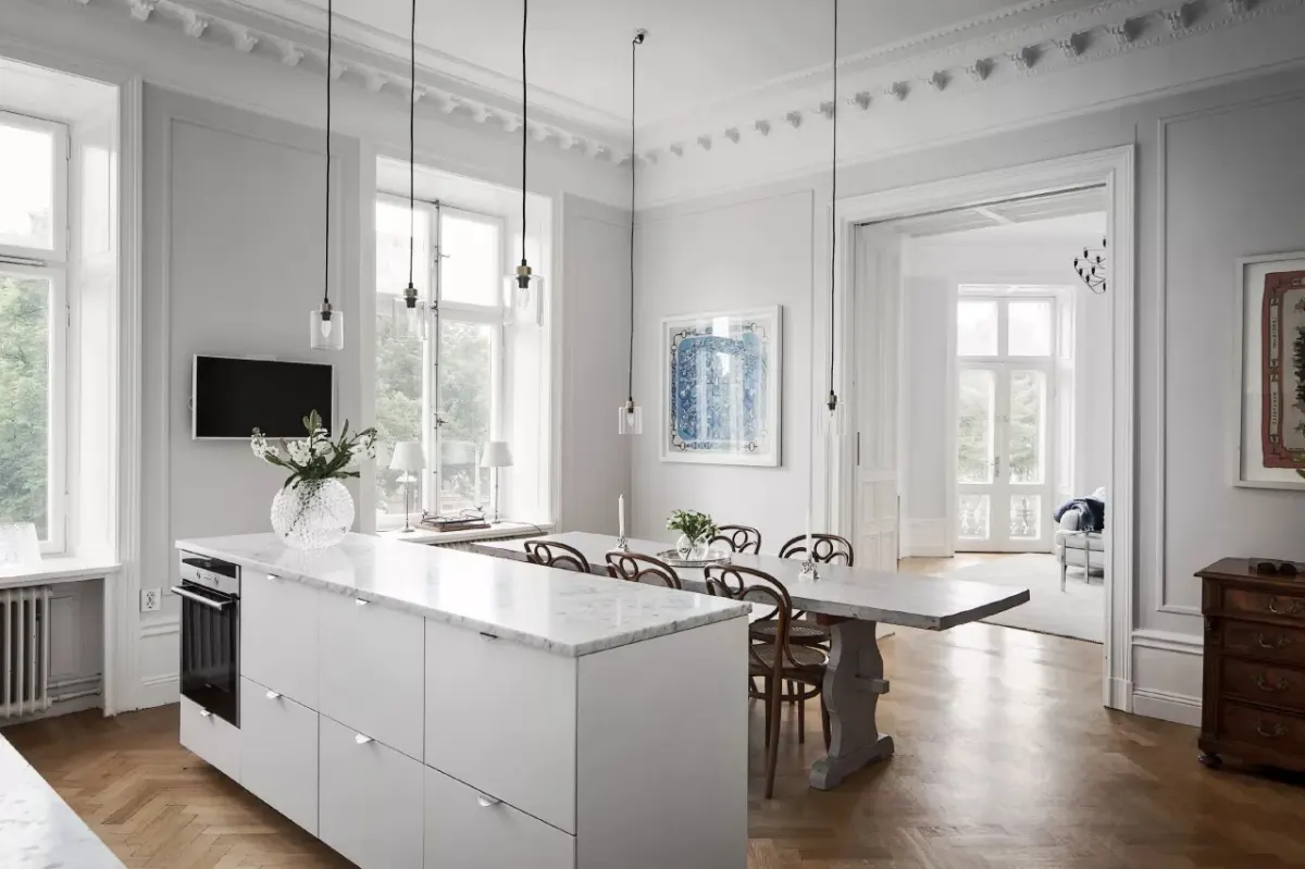 deco parisienne appartement cuisine salle a manger ouverte ilot blanc marbre