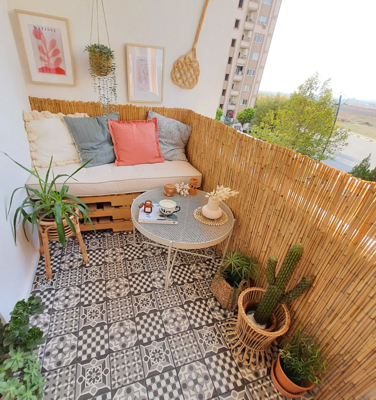 deco petit balcon étroit 5 m2 avec canislle sol noir et blanc canapé extérieur