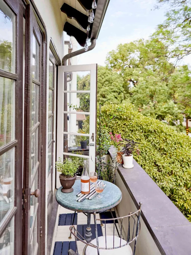 deco petit balcon minimaliste avec des chaises et table ronde metal
