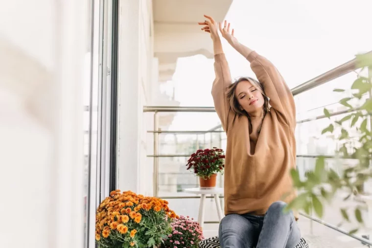 decoration balcon avec plantes cache vue pots fleurs femme