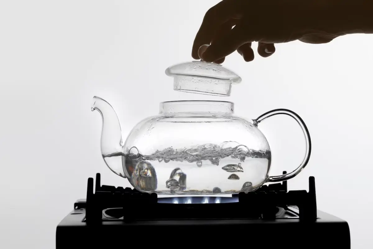 eau bouillante main contenant verre bulles liquide chaud