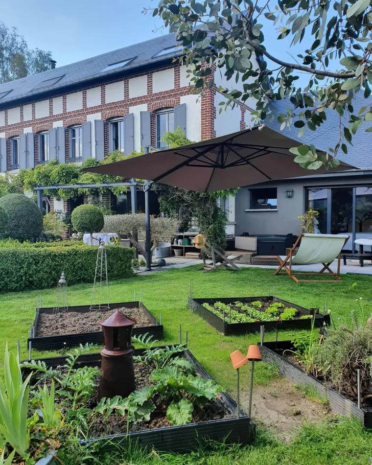 enorme maison parasol et coin repos dans le jardin carres potager