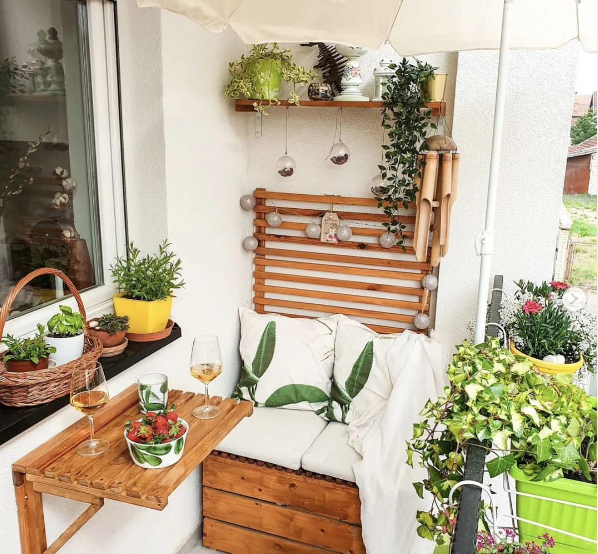 étagère palette pour plantes aménagement petit balcon cocoonng avec assise plantes en pot
