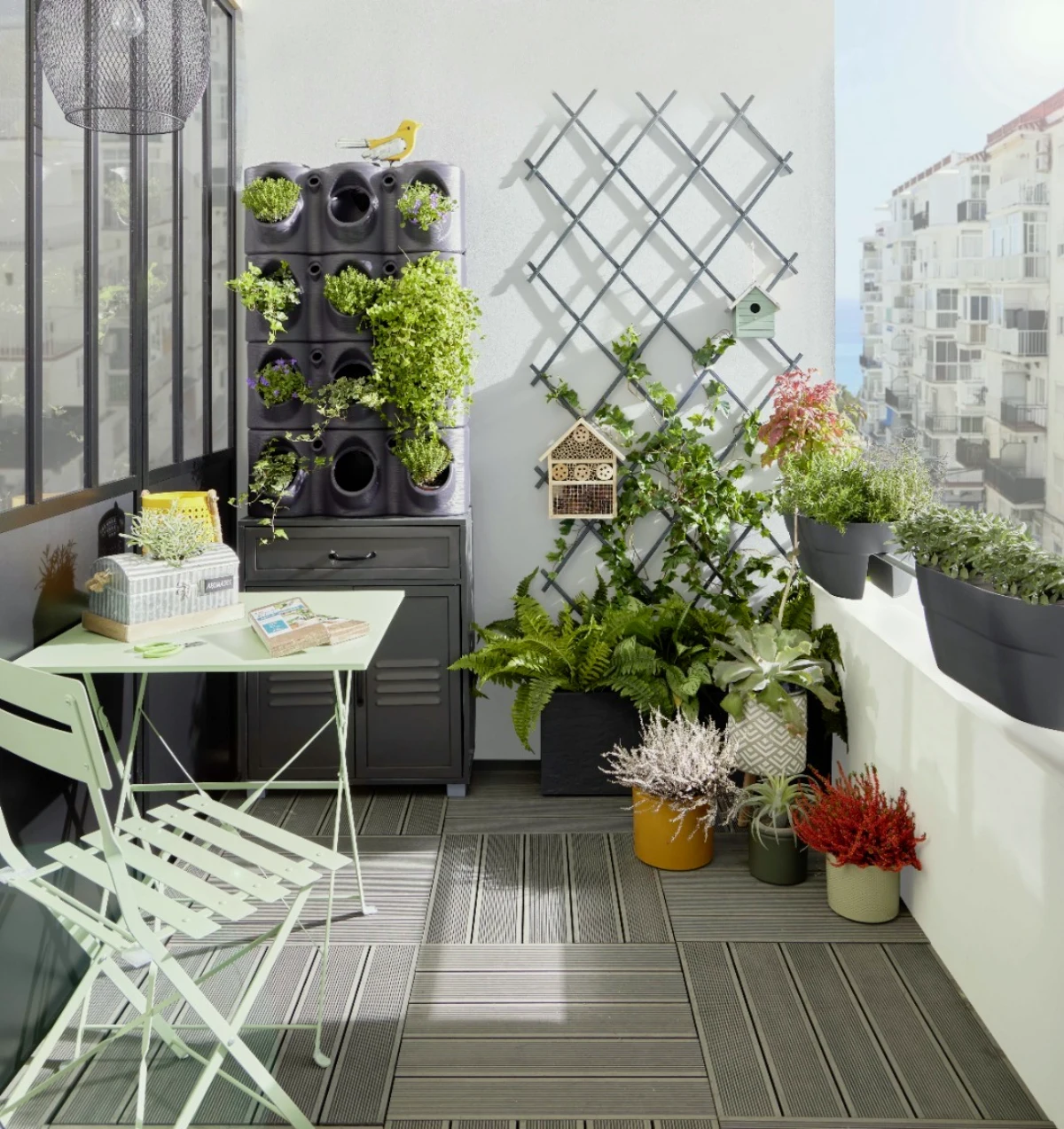 exemple de balcon avec desplantes vertes en pot