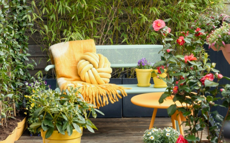 exemple de terrasse fleurie avec des pots avec fleurs bans et couverture jaune