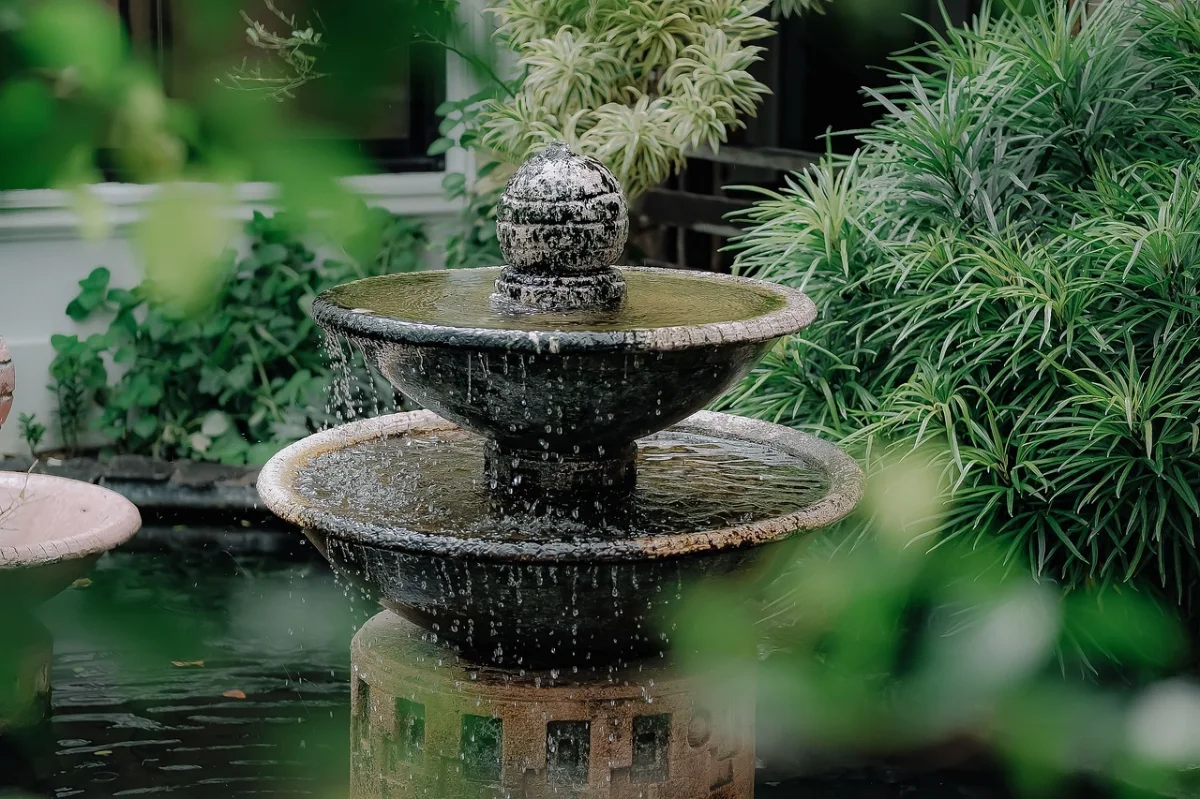 fontaine de jardin source d eau amenagement paysager zen plantes vertes