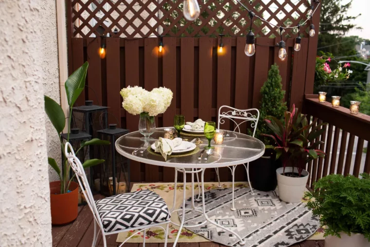 gurilande lumineuse exterieure table et chaises de coin repas en pein air sur le balcon