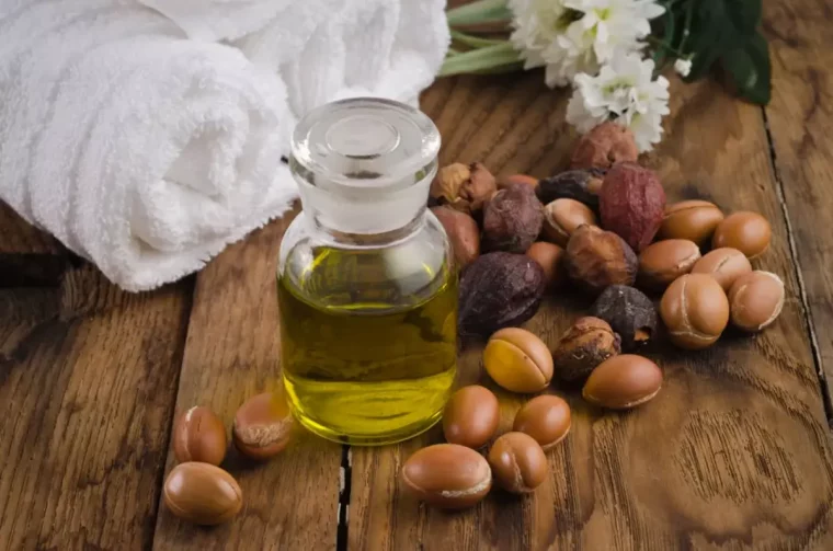 huile d'argan avec graines d'argan astuce antirides au coin de la bouche