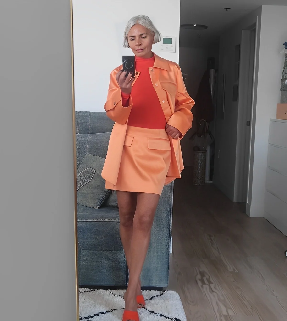 jupe courte couleur orange blazer chemisier tenue femme chic