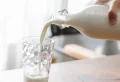 Boire du lait après 50 ans est-il mauvais pour la santé ? Un mythe à démystifier