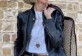 Comment porter le perfecto à 50 ans ? Astuces des stylistes pour une allure audacieuse qui va vous rajeunir sur-le-champ !