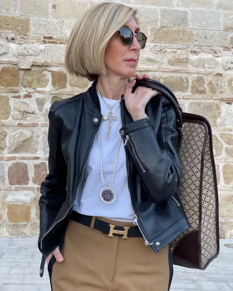 look avec une veste en cuir femme 50 ans t hsirt blanc pantalon marron