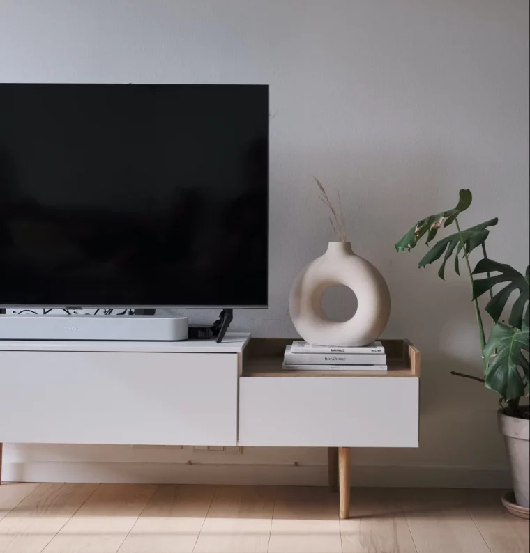 meuble tv blanc avec des rangements supplémentaires