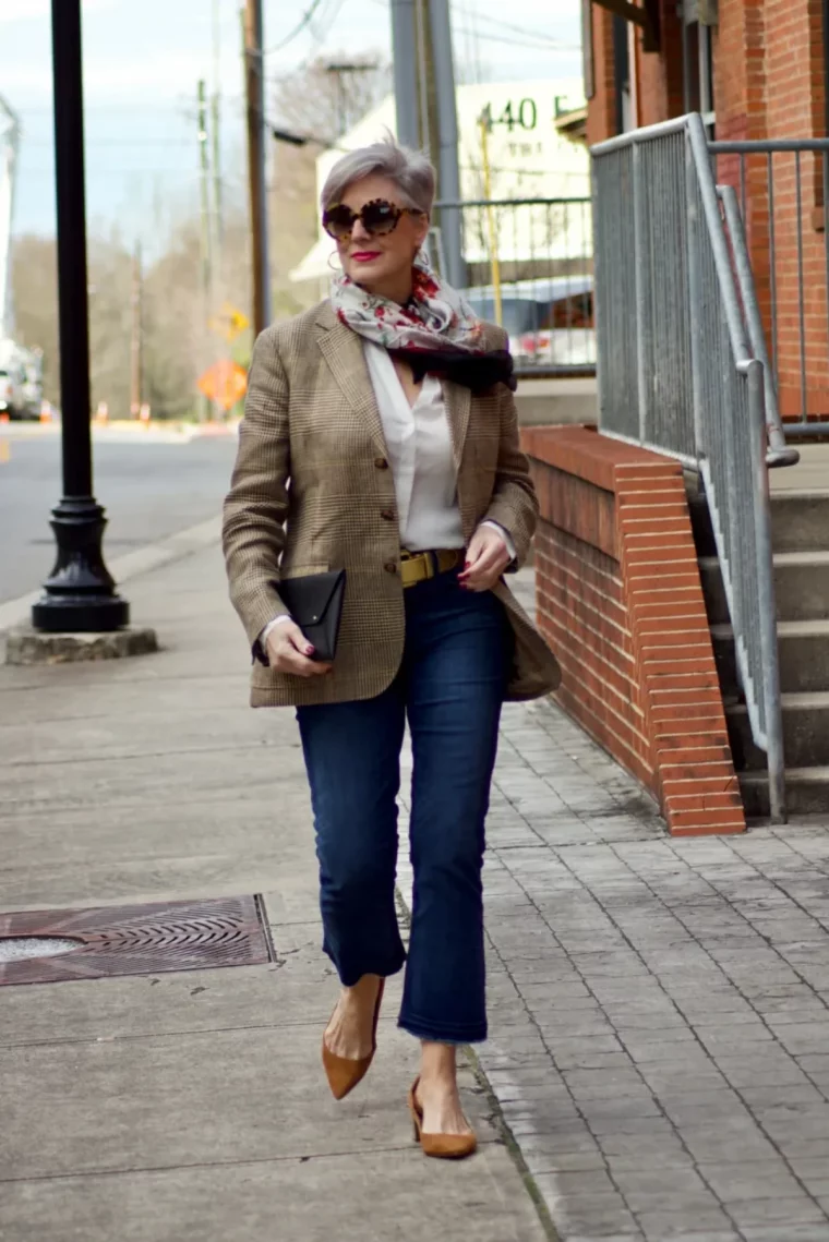 mode femme 50 ans blazer beige jean brut ballerine marron pointues