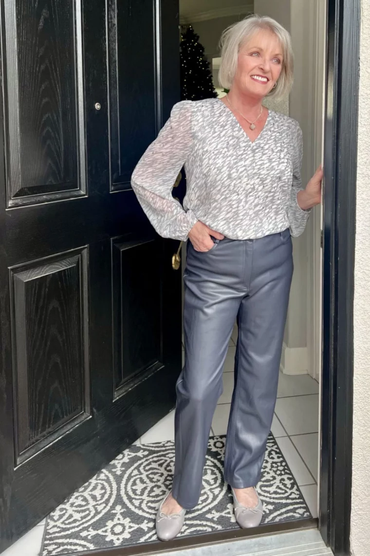 mode femme 50 ans pantalon gris top et ballerines grises