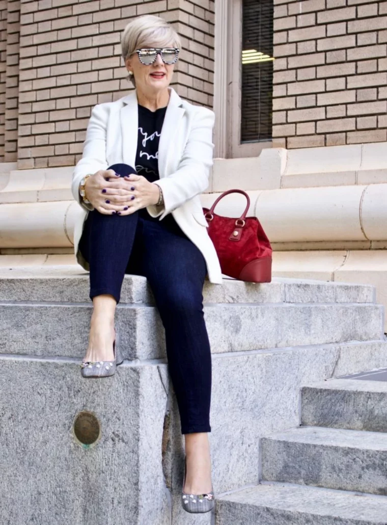 mode femme 60 ans veste blanche jean sac roue