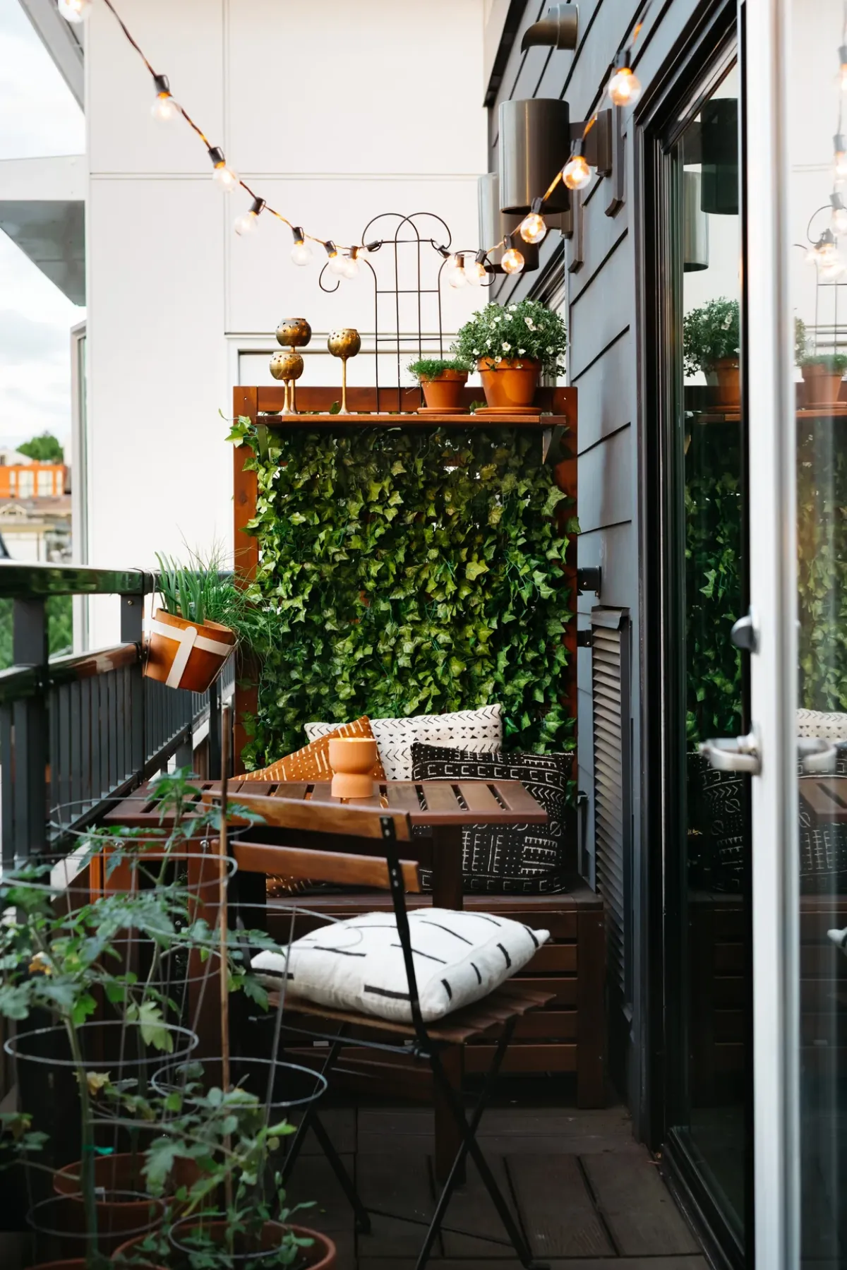 mur végétal verdure sur un petit balcon en longueur aménagé