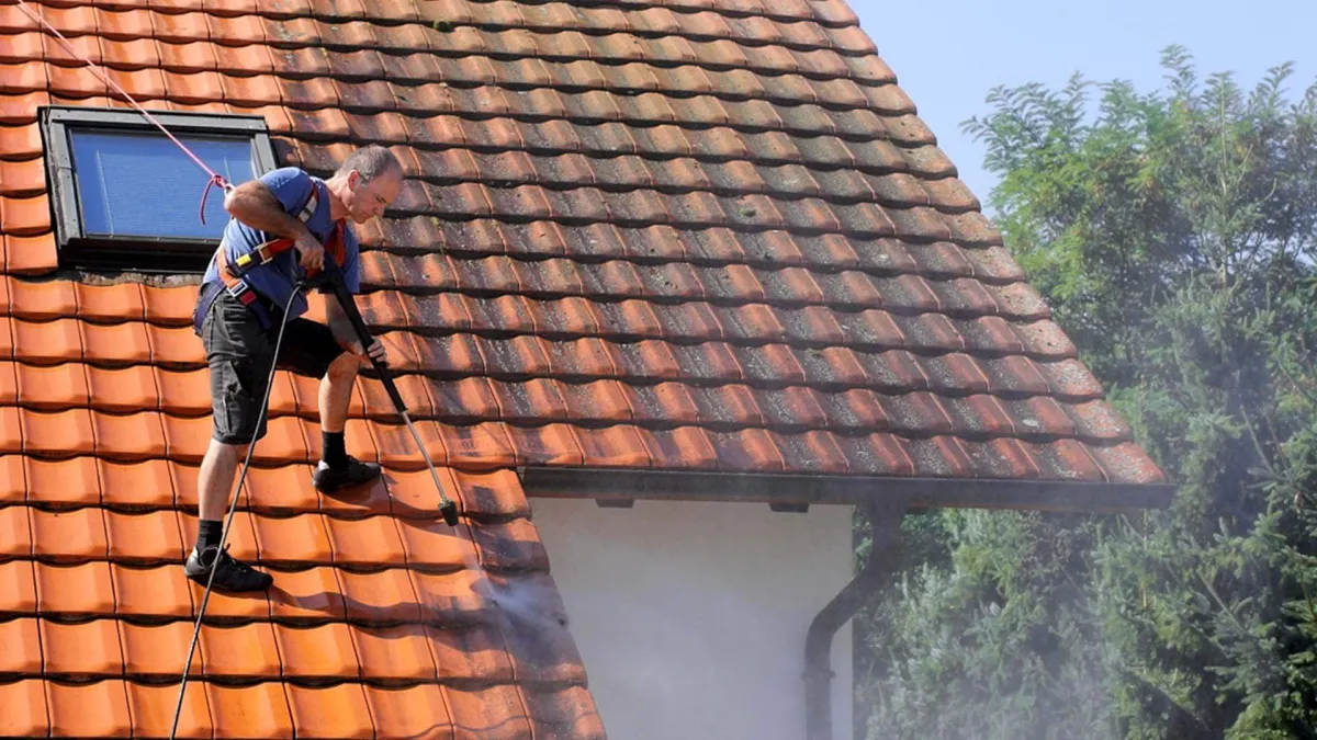 nettoyer le toiture a la main toit en dalles oranges