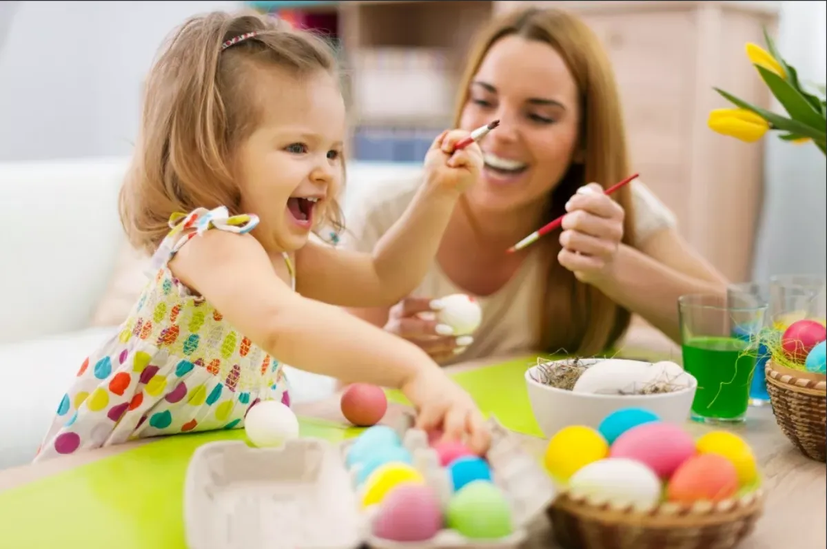 oeuf de pâques à décorer maternelle enfant peint oeufs avec samere