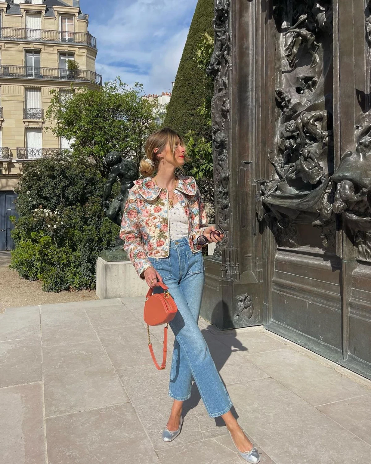 outfit jean veste sac rouge rue ballerines