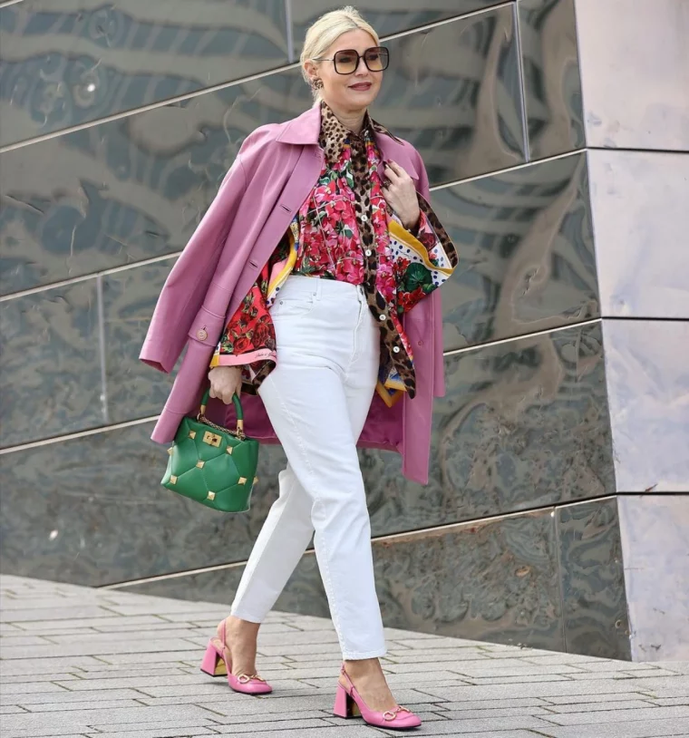 outfit pantalon blanc mocassin a talon rose mode femme 50 ans