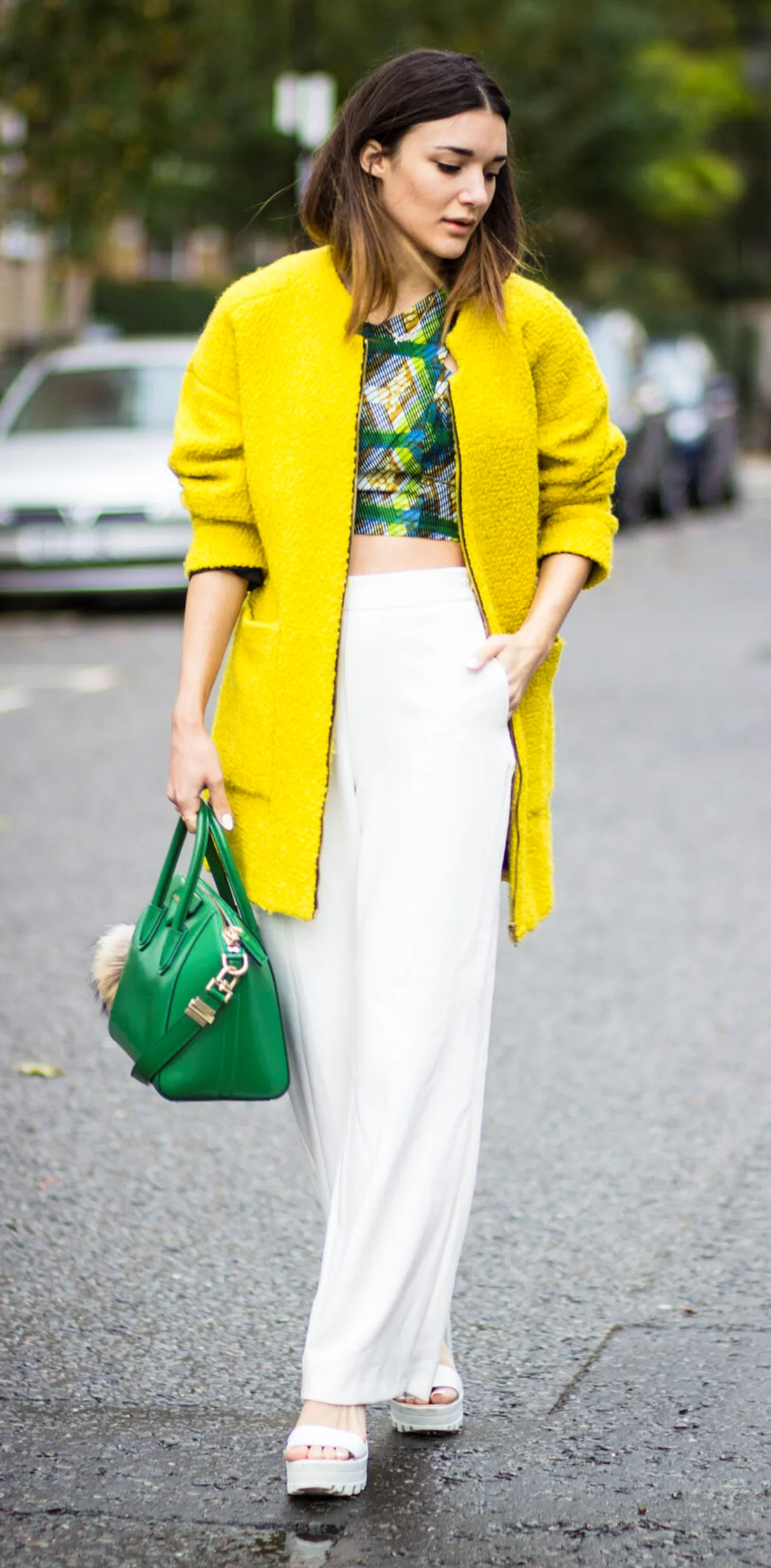pantalon large blanc top en vert et jaune manteau jaune sac a main vert