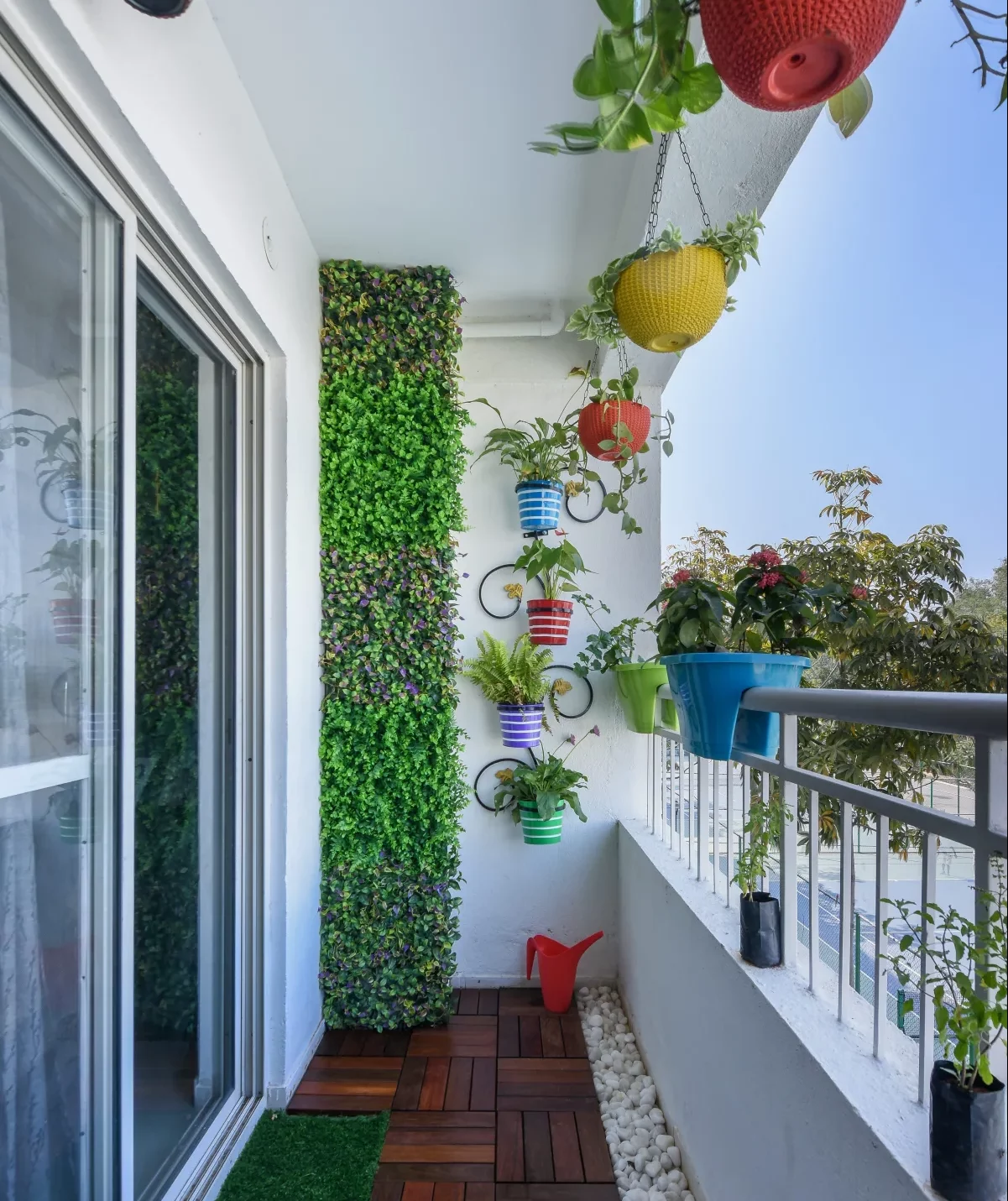 petit balcon aménagé 2m2 avec caillebotis mur vegetal artoificiel deco suspendue