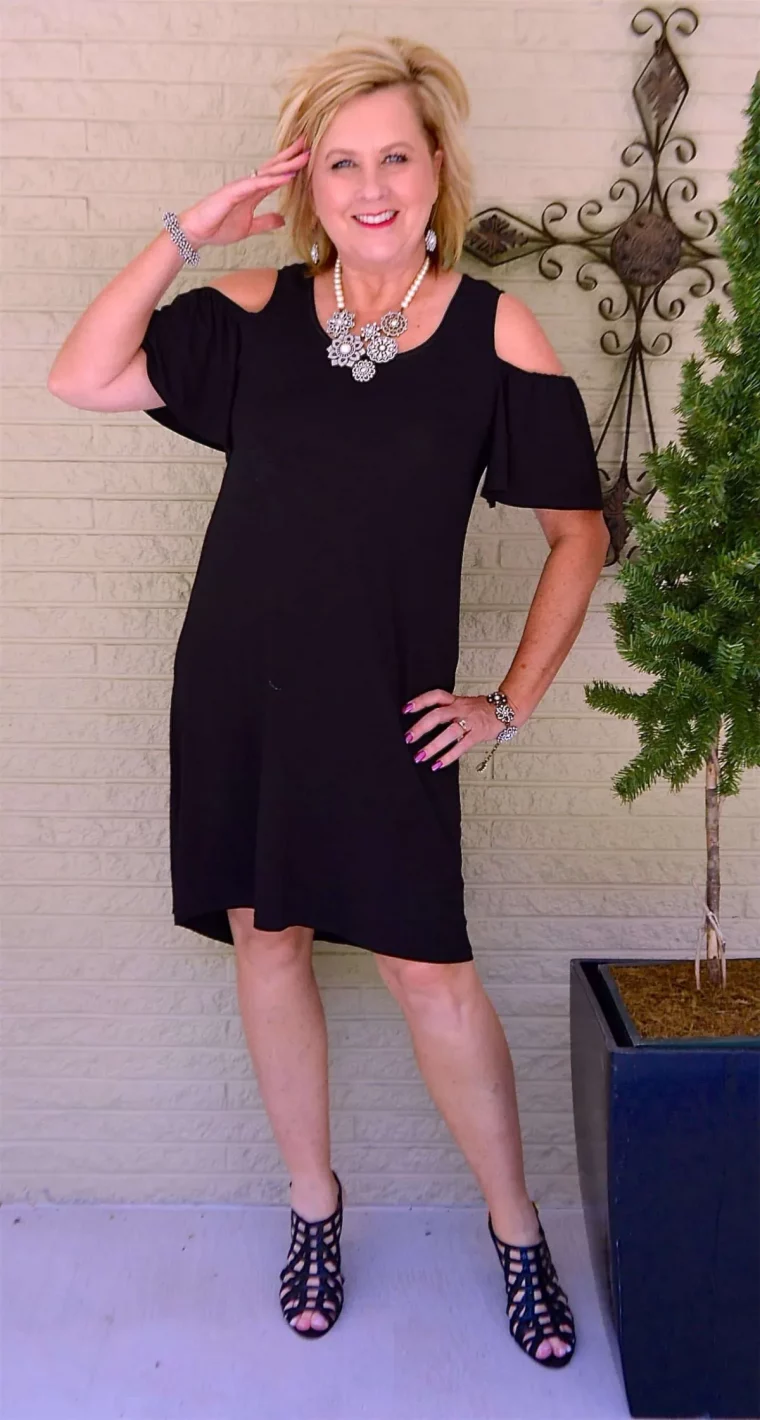 petite robe noire pour femme de 60 ans avec manches retombantes