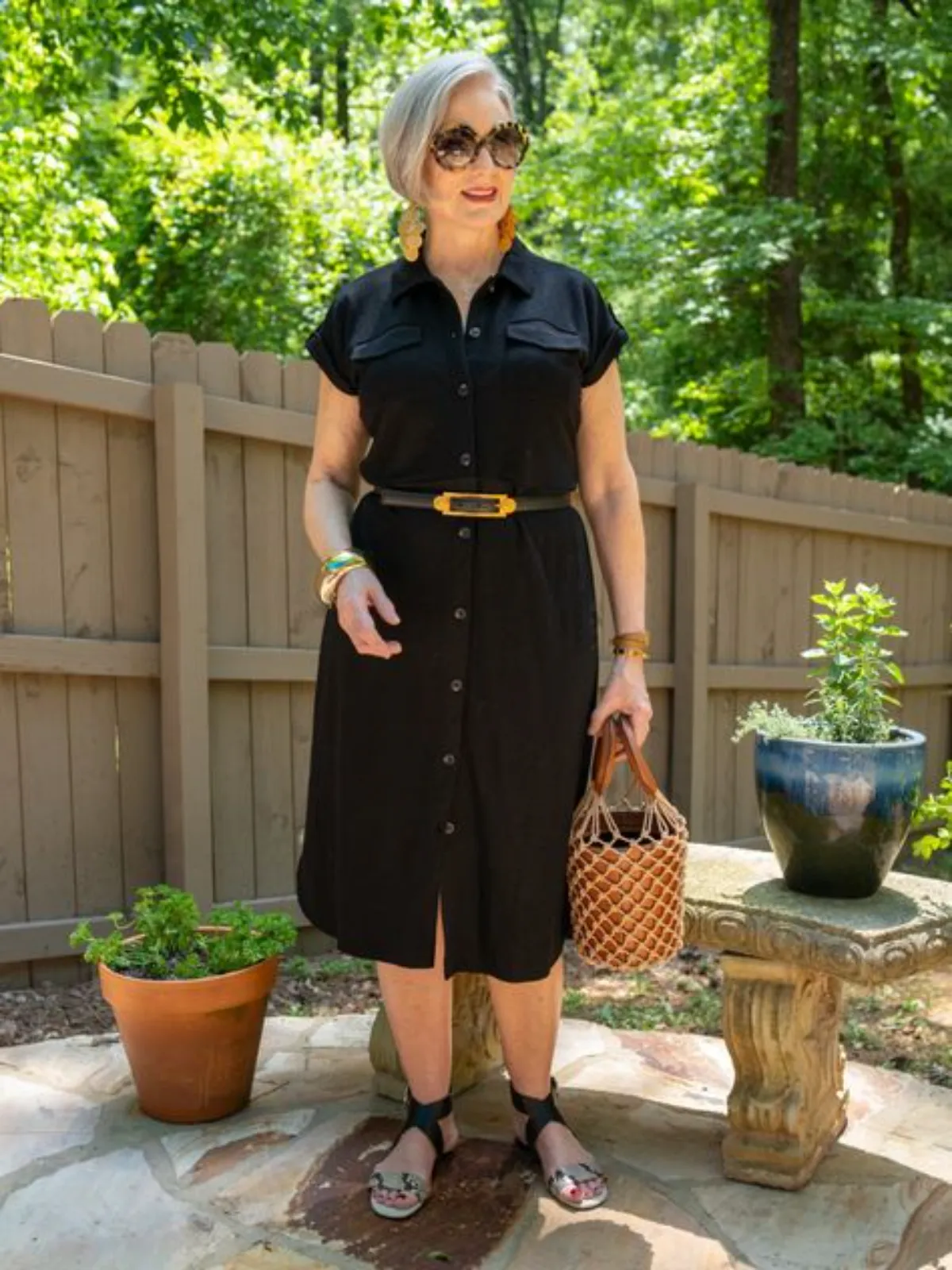 porter la petite robe noire après 50 ans avec ceinture au niveau de la taille