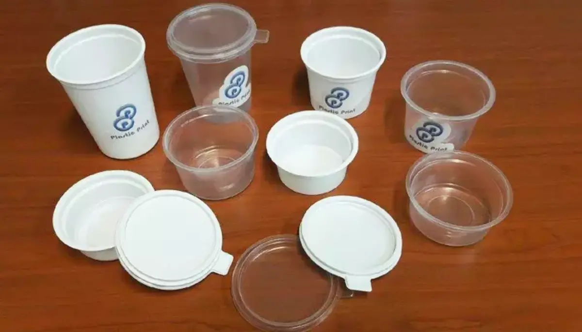 pots de yaourt en plastique vides ou les jeter