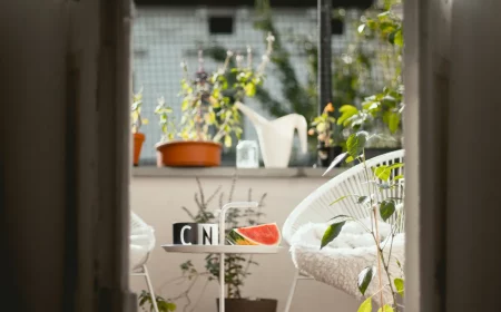 revetement caillebotis de balcon petit avec chaises et table et pots de fleurs