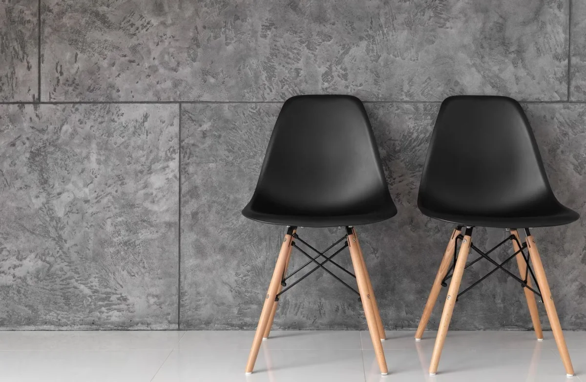 revetement mur dalles effet beton carrelage sol blanc chaises noir et bois