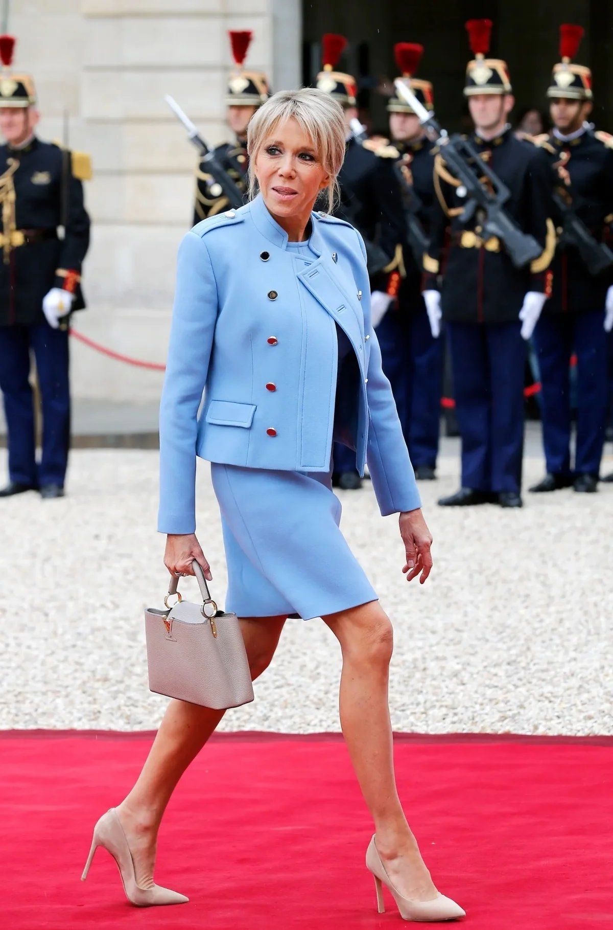 tailleur femme avec jupe courte blazer bleu pastel chaussures talons nude