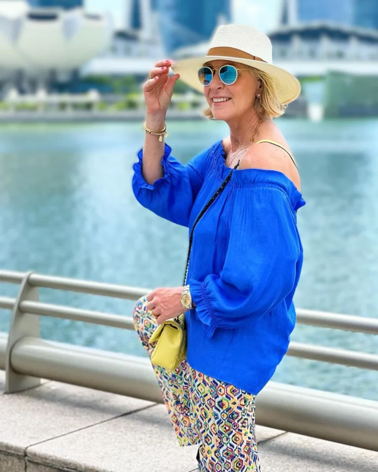 tenue coloree blue femme 50 ans blonde chapeau lunettes de soleil