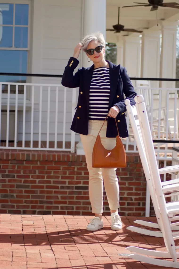 tenue marinière veste pantalon beige et baskets tenue femme 50 ans chic