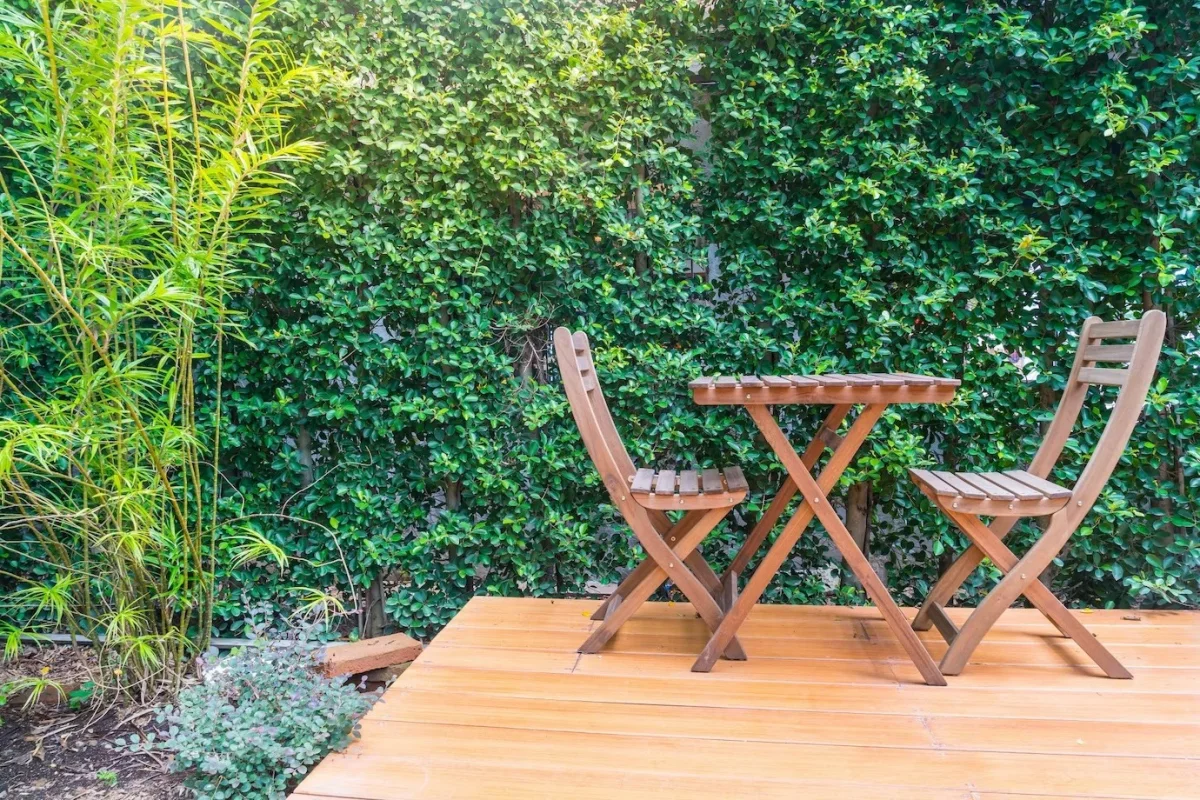 terrasse bois revetement sol meubles jardin bois haie brise vue arbustes
