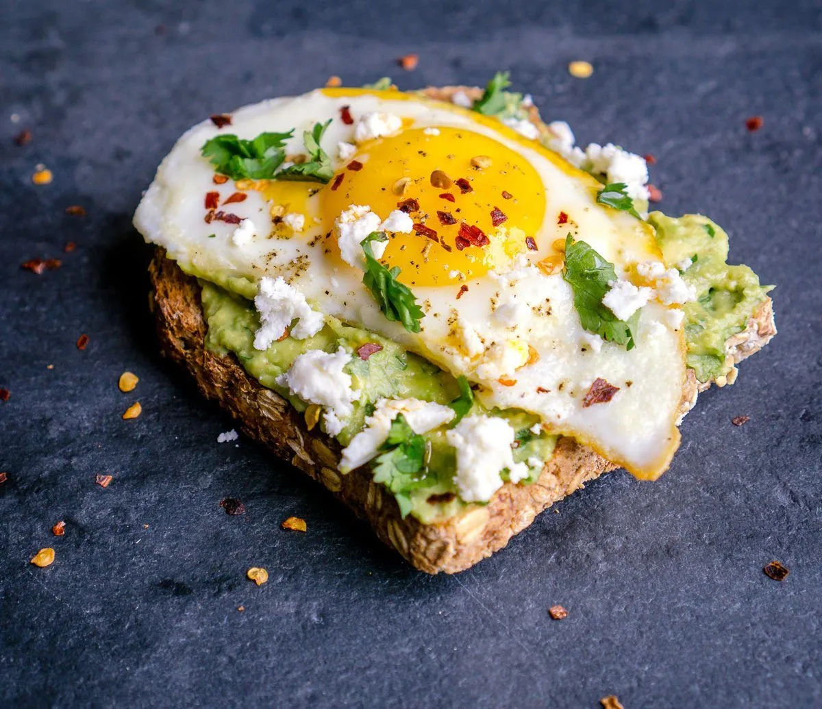 toast a l avocat et a l oeuf fromage epices
