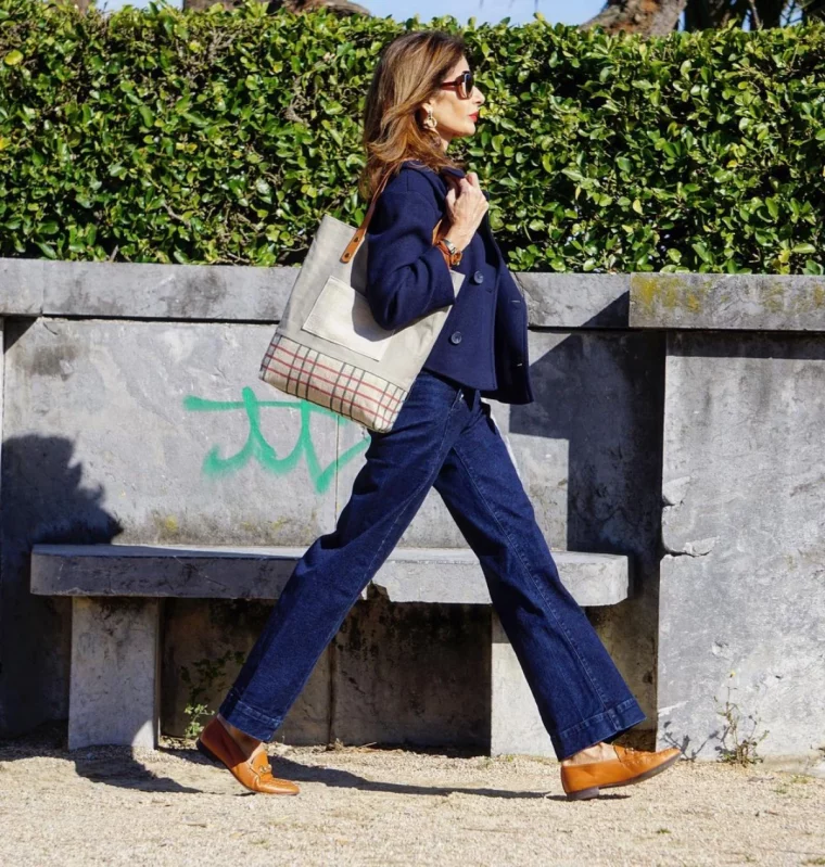 total look jean mode femme 60 ans mocassins marrons