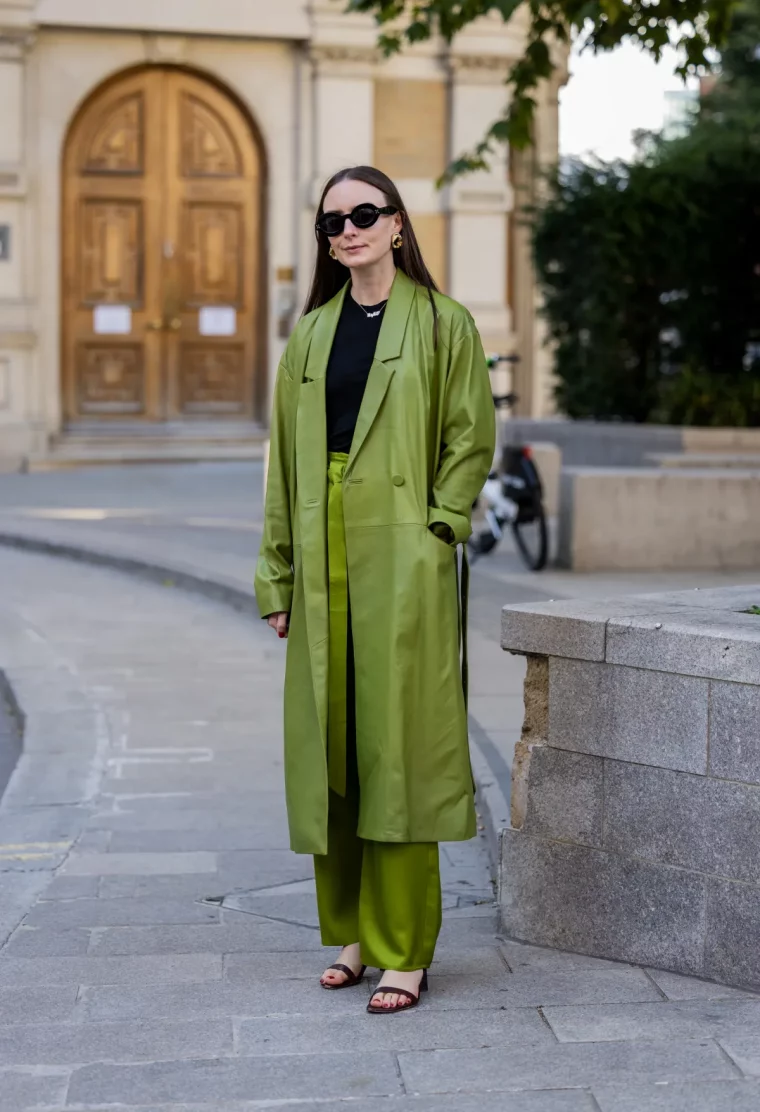 trench coat et pantalon assortis en vert top noir