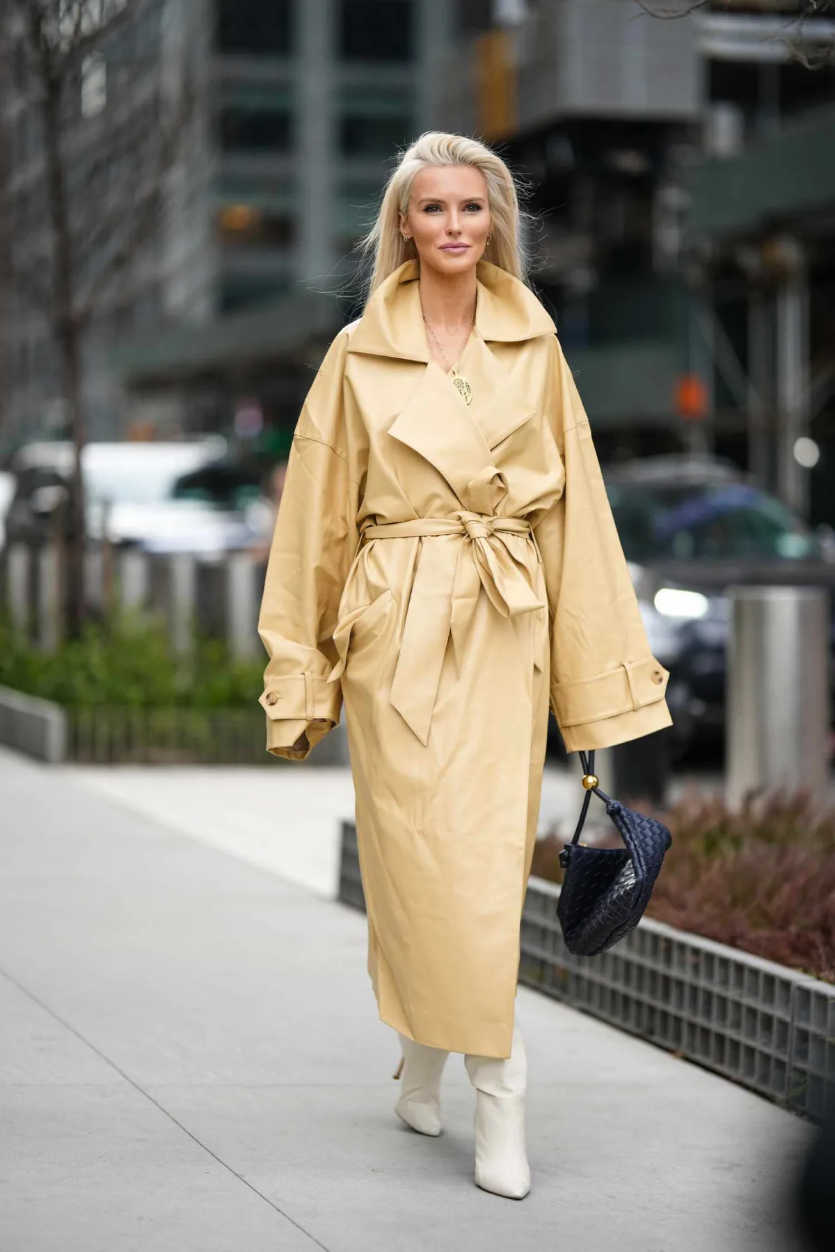trench coat femme jaune d oeuf bottes blanches a bouts pointus