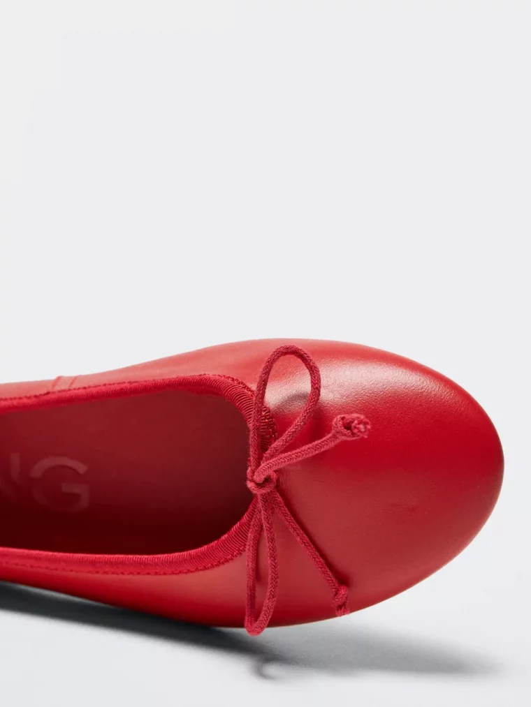 un bout de ballerine rouge