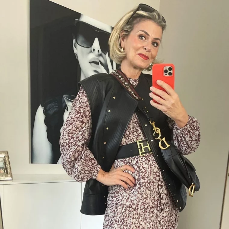 une veste en cuir sans manches robe femme blonde 50 ans