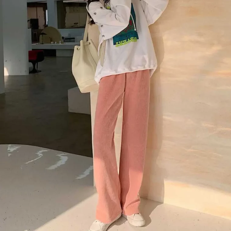 vêtements trop larges pantalon rose clair et t shirt blanc