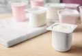 Doit-on laver les pots de yaourt avant de les recycler ? Découvrez la réponse !