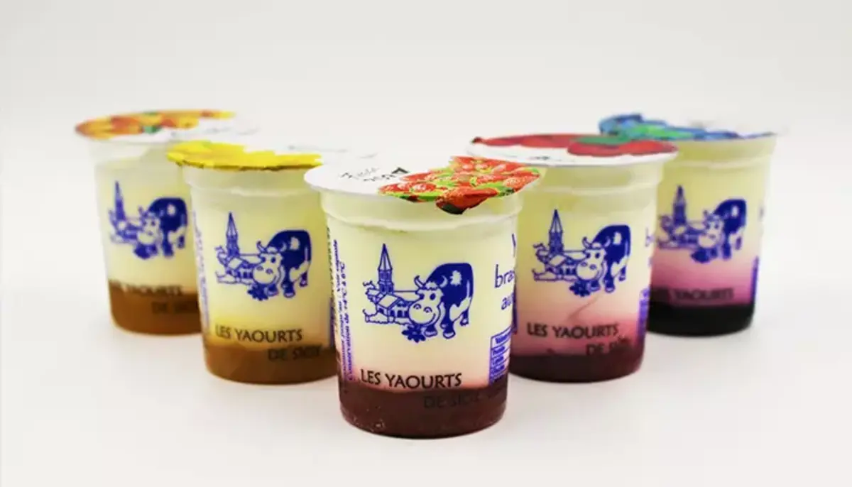 yaourt perimes ou les jeter ou jeter le pot en plastique yaourts