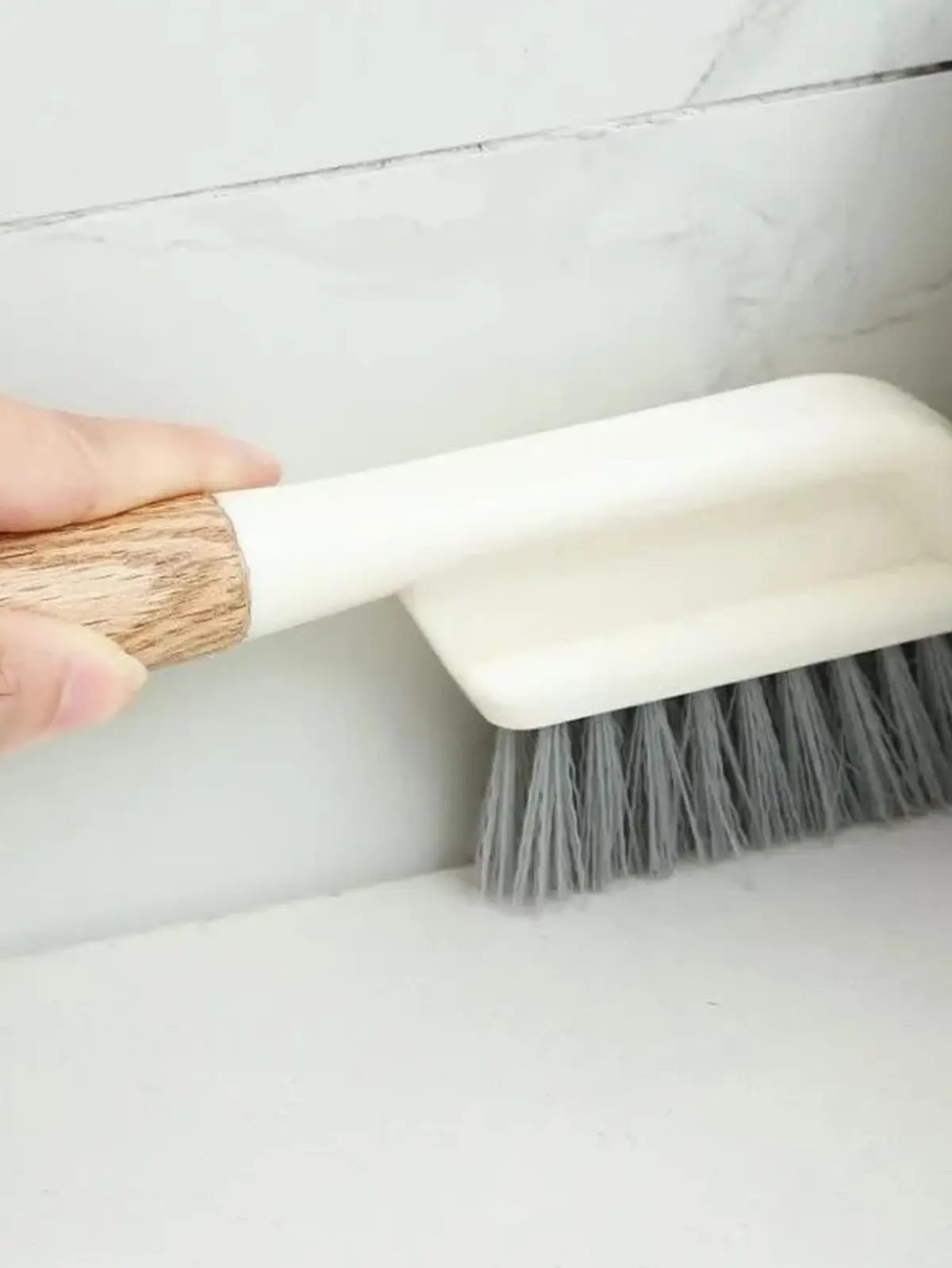 brosse dans un coin de mur comment l'utiliser pour nettoyer balcon sans karcher
