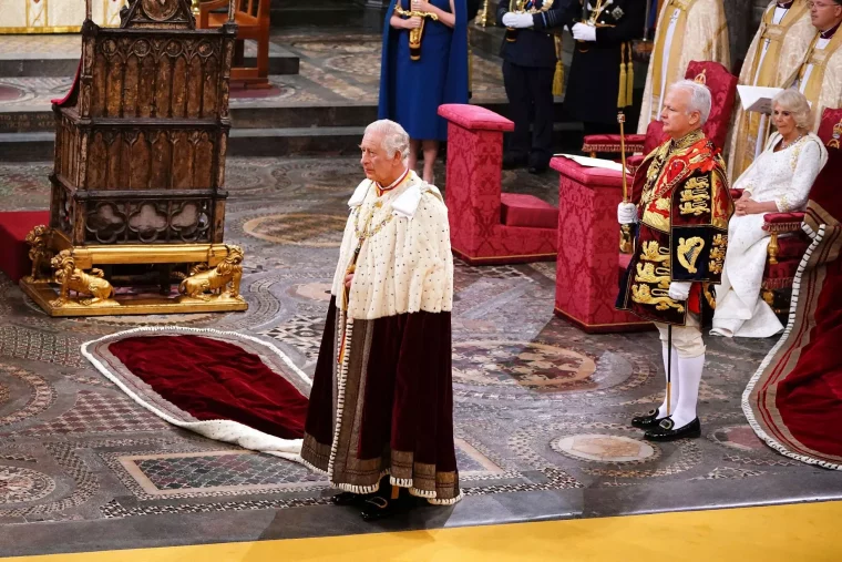 coronation charles 3 en manteau rouge