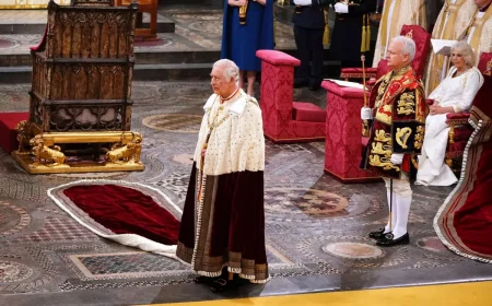 coronation charles 3 en manteau rouge