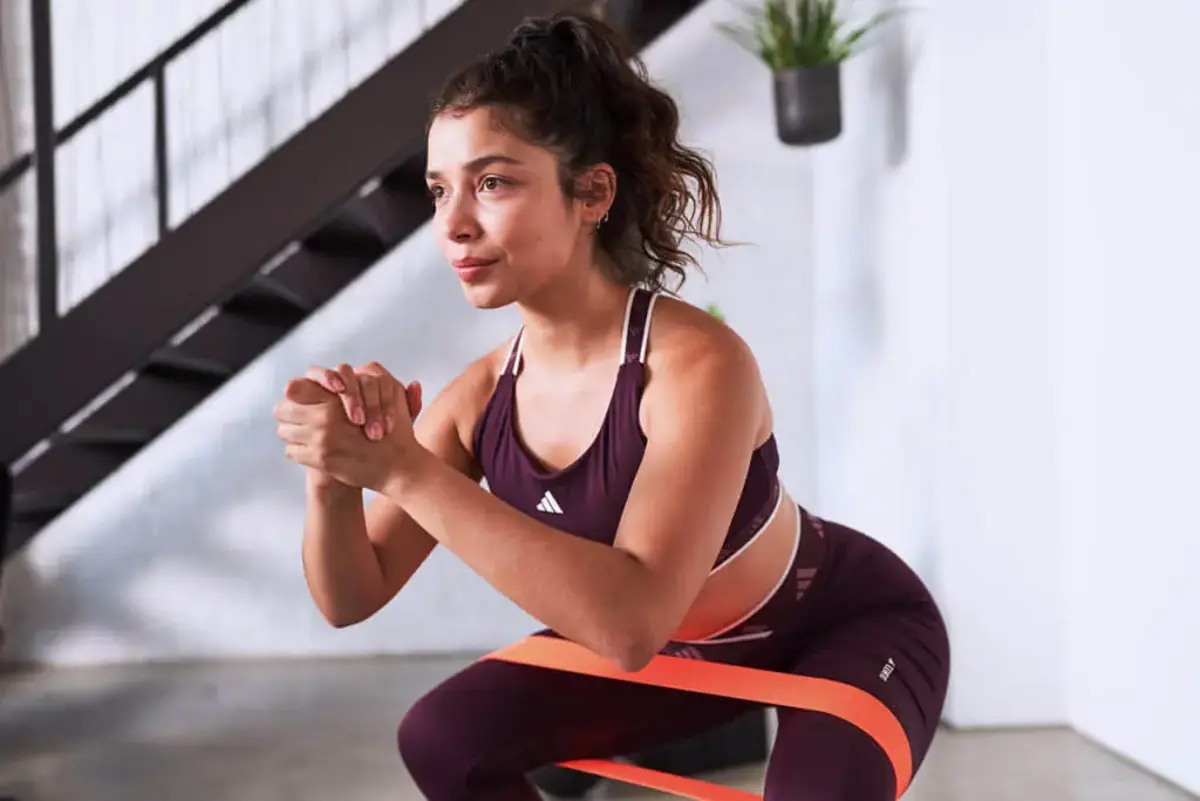 femme faisant des squats exercice cardio pour perdre des hanches