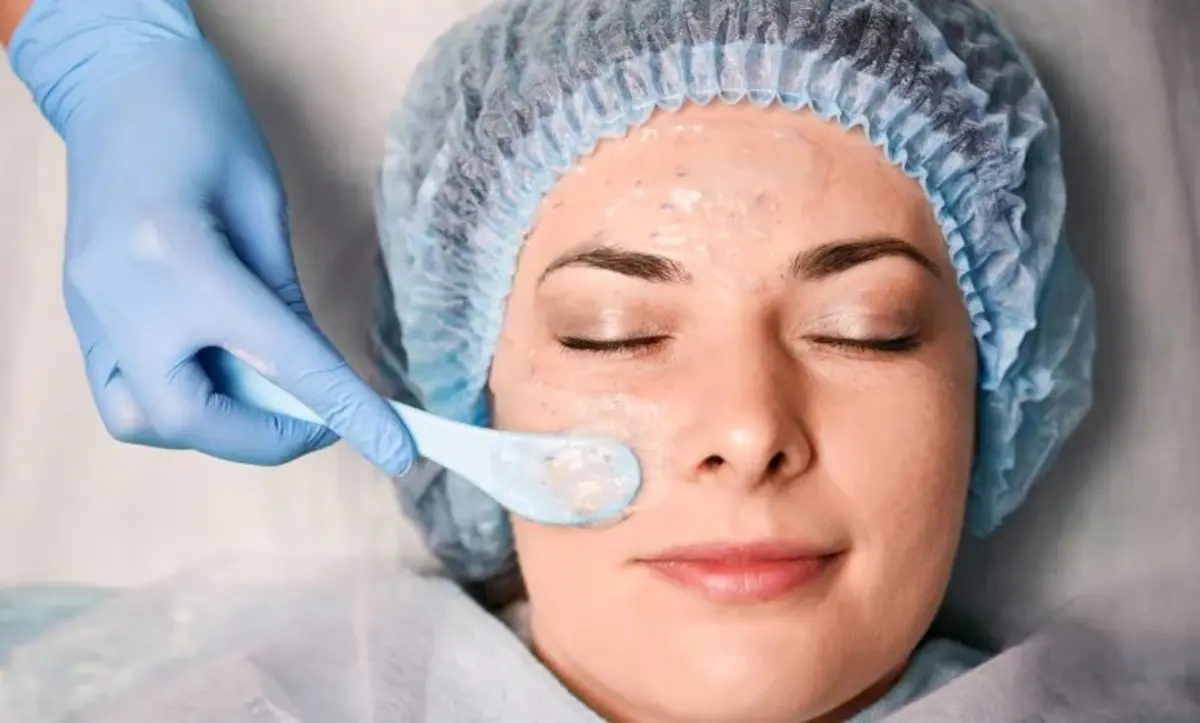 femme faisant un soin du visage comment rajeunir la peau de 10 ans